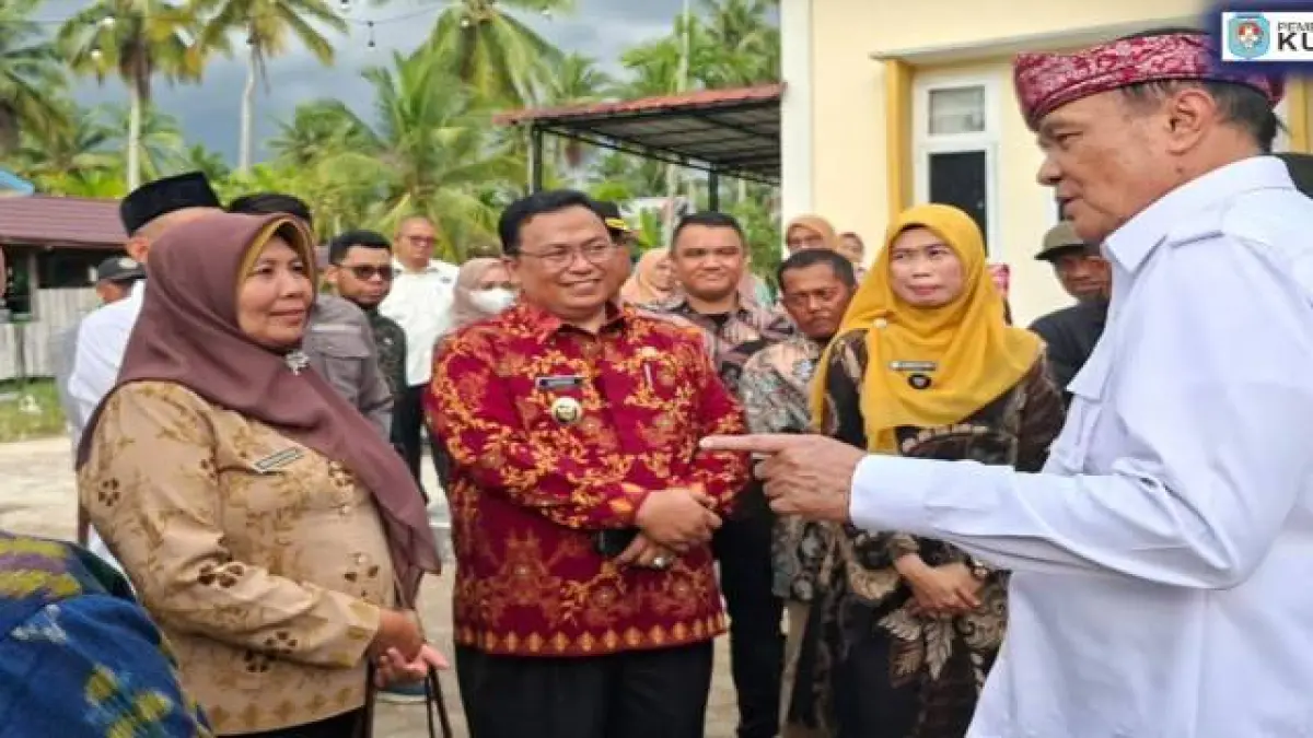 TINJAU: Wabup Kubu Raya Sukiryanto mendampingi Menkopolkam, Djamari Chaniago meninjau Koperasi Desa Merah Putih (KDMP) Jeruju Besar, Kecamatan Sungai Kakap, Kamis (16/4). (ISTIMEWA)