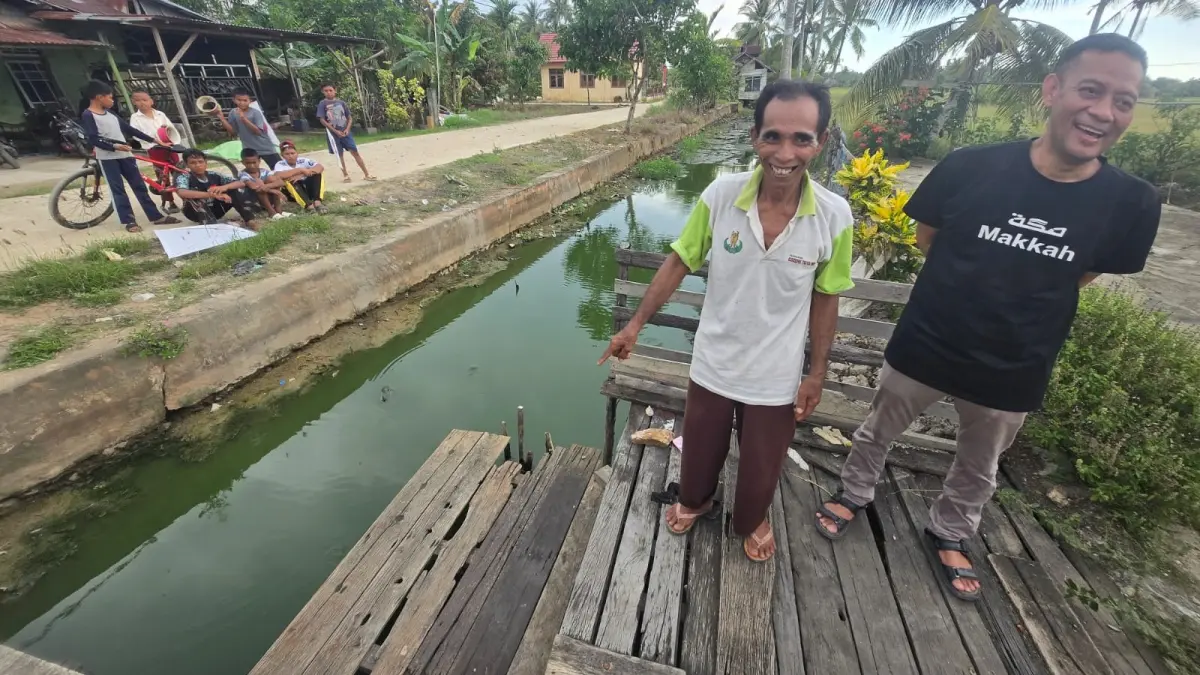 Warga dan Kades Sungai Batang Kabupaten Mempawah menunjukan perubahan air parit akibat pencemaran limbah dapur MBG. (WAHYU ISMIR/PONTIANAK POST)