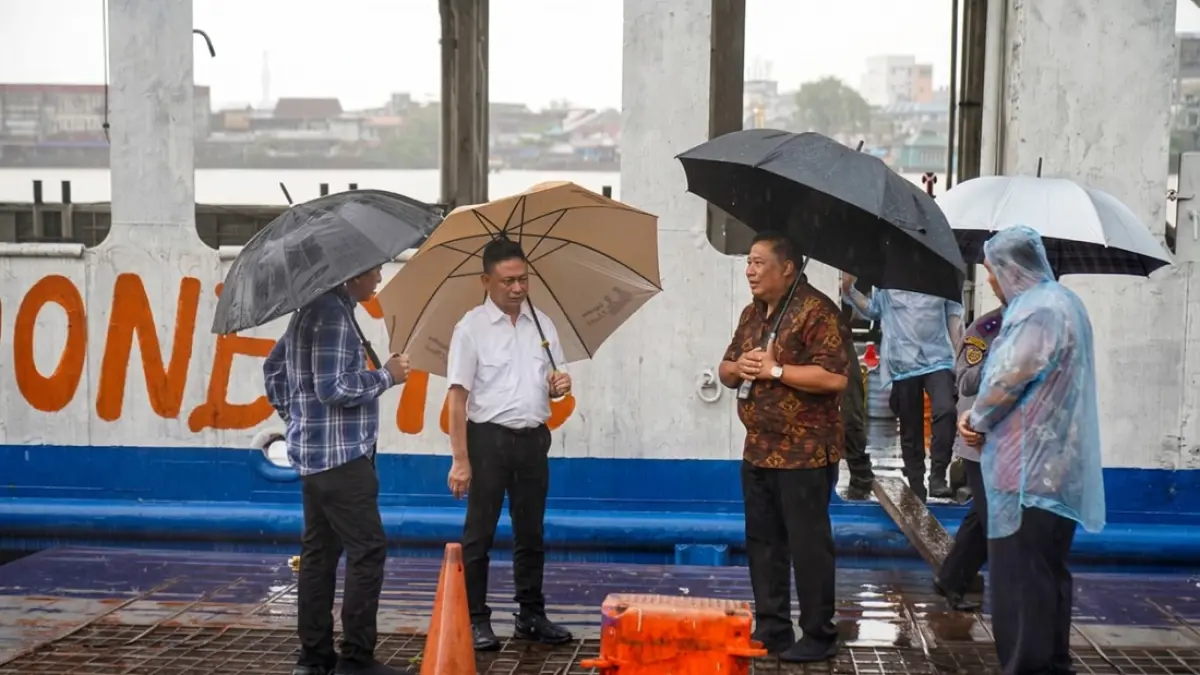 Anggota Komisi V DPR RI Dapil Kalbar Yuliansyah bersama Wali Kota Pontianak Edi Rusdi Kamtono meninjau kondisi dermaga yang mengalami kerusakan, Jumat (17/4). (ISTIMEWA)
