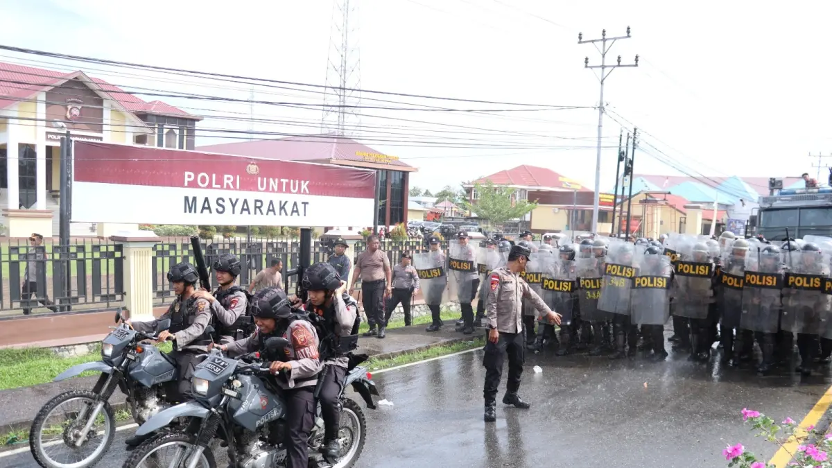Anggota Polres Kapuas Hulu saat latihan pengendalian massa (Dalmas) gabungan di lapangan apel Mapolres Kapuas Hulu.  (ISTIMEWA)