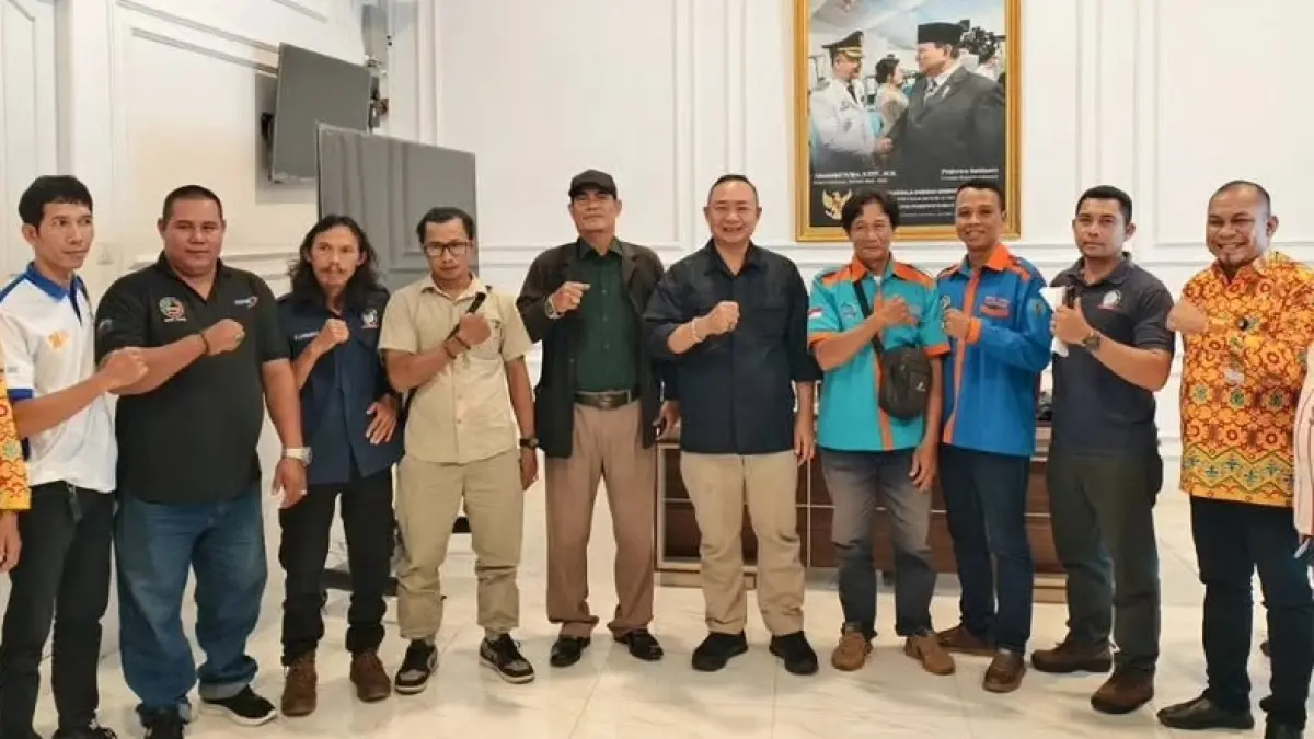 Bupati Ketapang, Alexander Wilyo, bersama serikat buruh di Ketapang, Kamis (16/4). (ISTIMEWA)