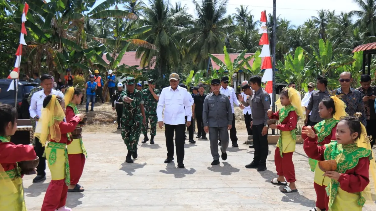 Gubernur Kalbar, Ria Norsan, mendampingi Menteri Koordinator Bidang Politik dan Keamanan (Menko Polkam) RI, Djamari Chaniago, meninjau Koperasi Merah Putih di Desa Jeruju Besar. (Adpim Pemprov Kalbar)
