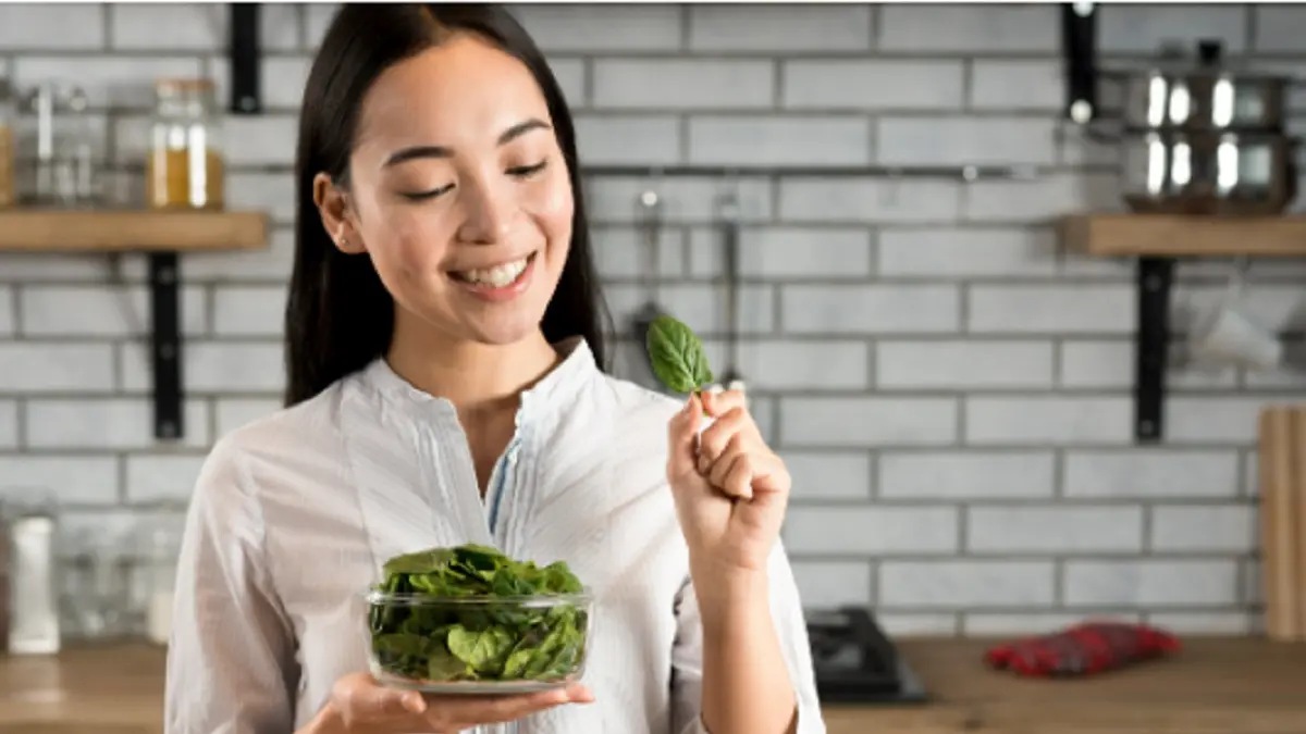 Ilustrasi  perempuan makan sayur (JAWAPOS)