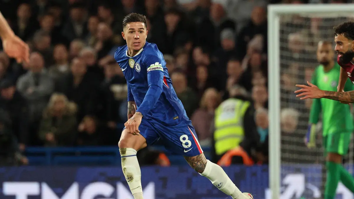 MAIN LAGI: Gelandang Enzo Fernandez bisa turun saat Chelsea menghadapi Manchester United dalam matchweek ke-33 Premier League di Stamford Bridge, Minggu dini hari (19/4).
