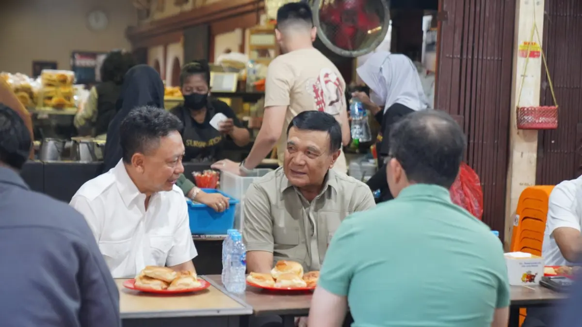 Menko Polkam, Djamari Chaniago dan Wali Kota Pontianak Edi Kamtono menikmati kopi di Warkop Asing. (ISTIMEWA)