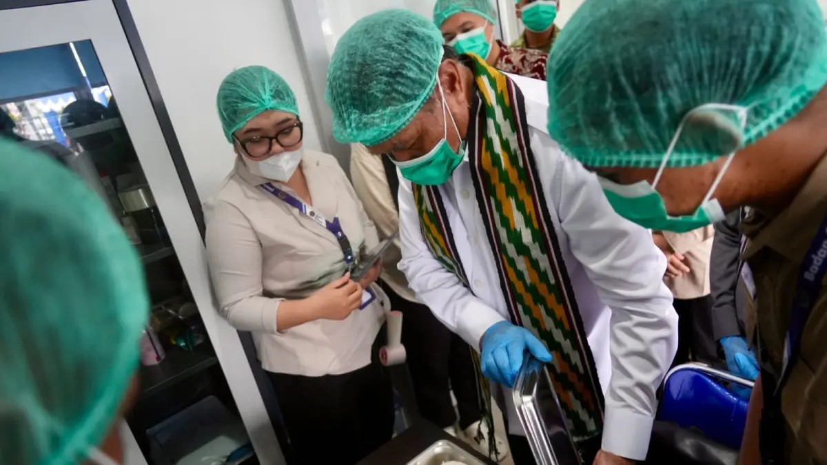 Menkopolkam mengecek menu MBG saat meninjau SPPG Yayasan Lian Asa Borneo di Pontianak, Kamis (16/4). (Adpim Pemprov Kalbar)
