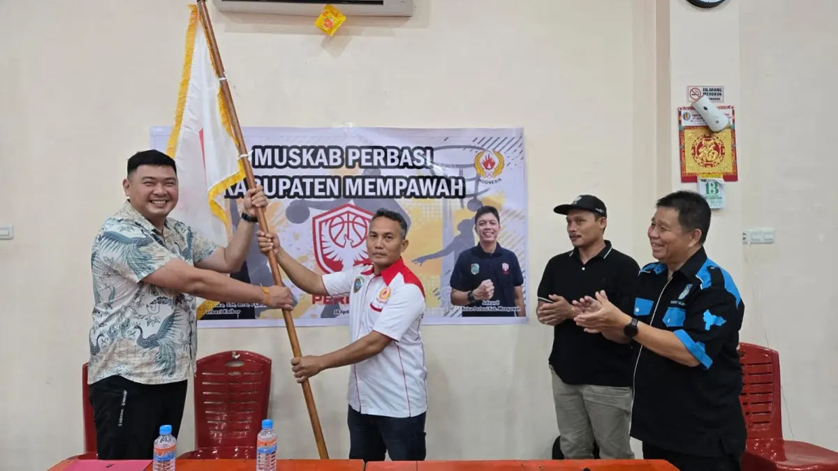Nahkodai Perbasi Mempawah, Zimmy Alexander menerima pataka Perbasi dari pengurus KONI Mempawah.