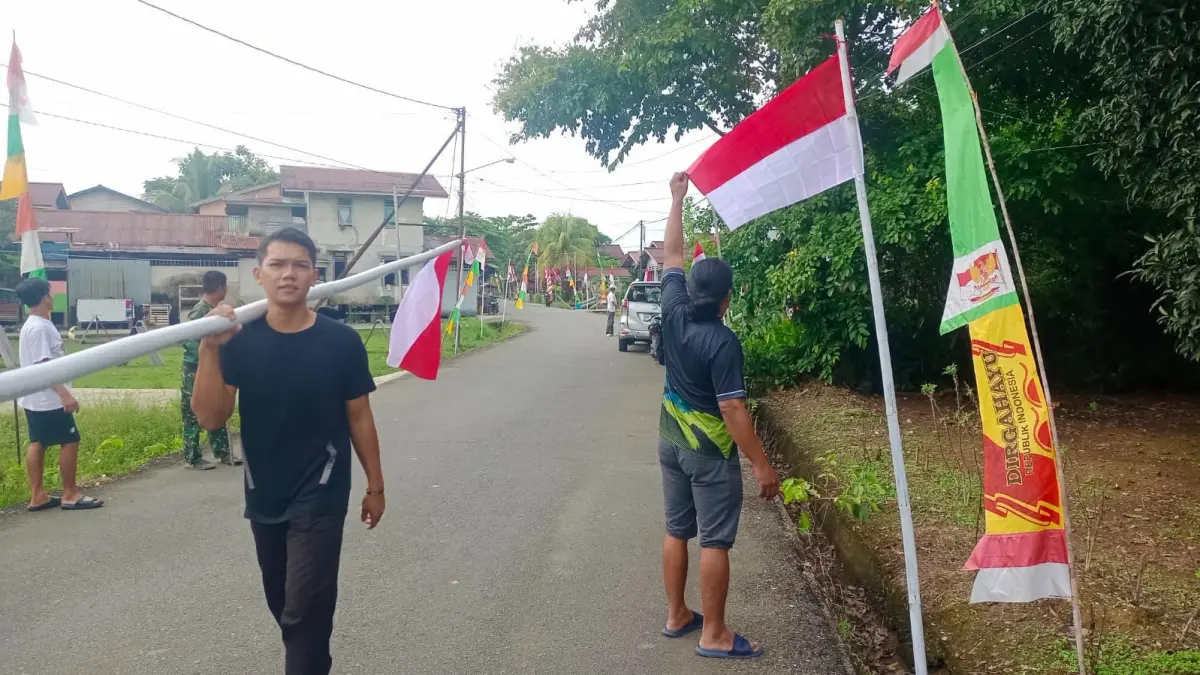 Pemasangan bendera merah putih di Kelurahan Hilir Kantor Kecamatan Putussibau Utara dalam menciptakan kampung merah putih. (ISTIMEWA)