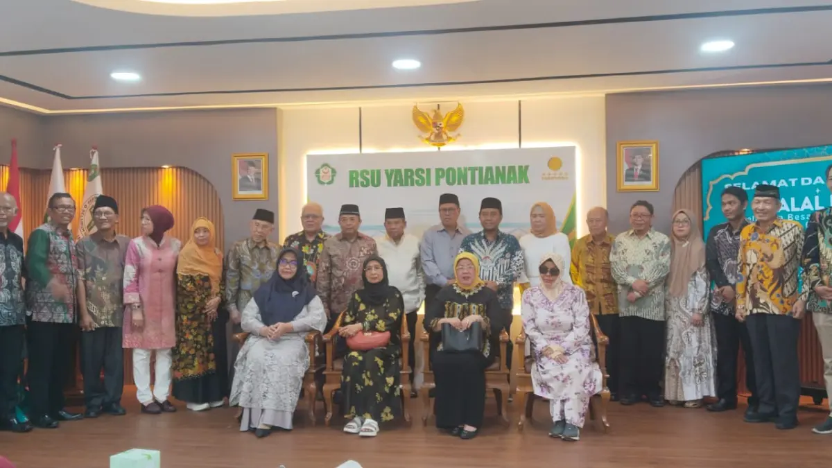 Pengurus Yayasan Rumah Sakit, Direktur, para dokter, serta jajaran manajemen Yarsi melakukan sesi foto bersama usai kegiatan di ruang pertemuan RSU Yarsi Pontianak, Sabtu (18/4). (WANDI/PONTIANAK POST)