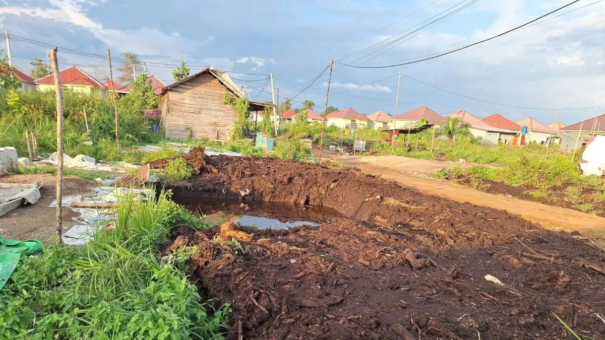 Petugas gabungan melakukan pembangunan embung dan normalisasi parit di kawasan rawan kebakaran di Kubu Raya, Jumat (17/4). (ISTIMEWA)
