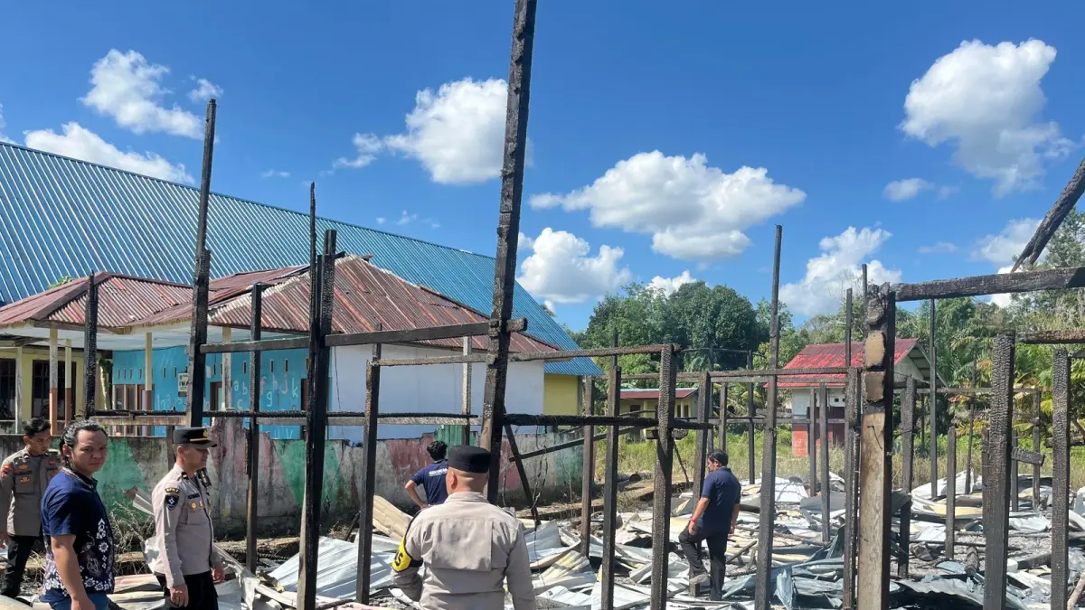 Polisi saat Cek TKP Rumah Betang Hangus Terbakar di Melawi 