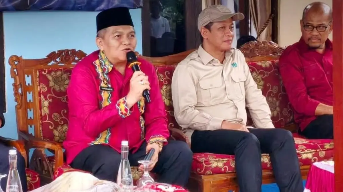 Sekda Kubu Raya Yusran Anizam mendampingi Menteri Lingkungan Hidup Hanif Faisol Nurofiq saat kunjungan kerja di Poktan Desa Sumber Rizeki, Kecamatan Rasau Jaya, Kamis (16/4). (ISTIMEWA)