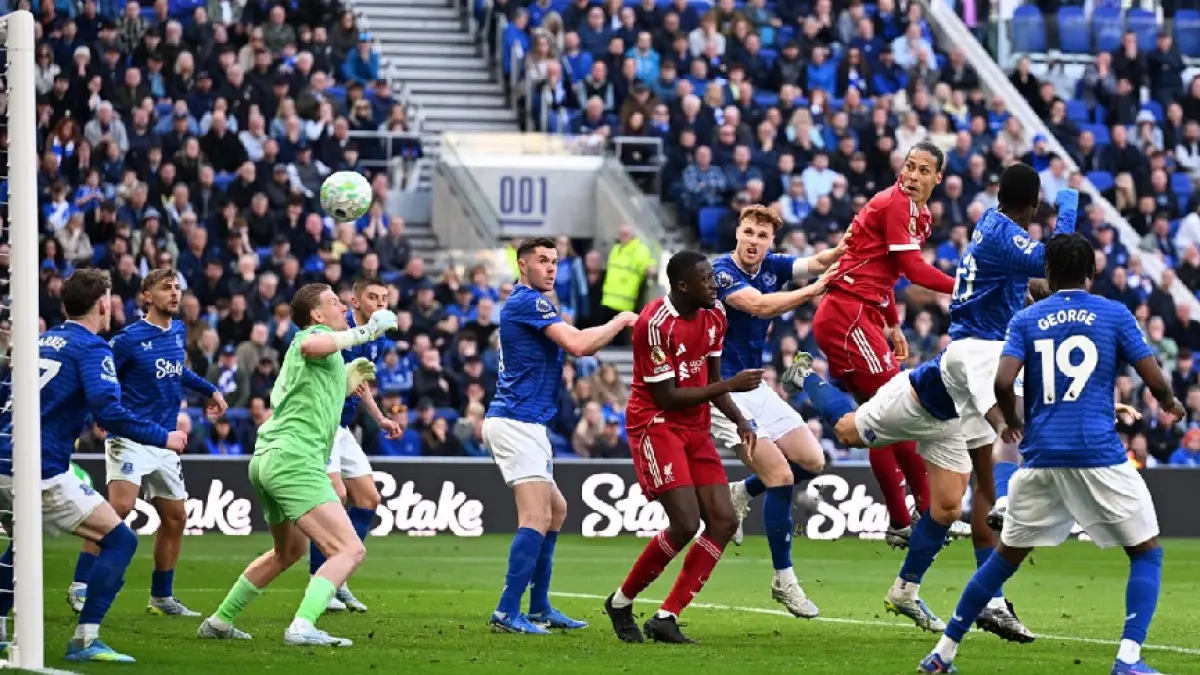 Gol sundulan Virgil Van Dijk dari sepak pojok pada menit ke-100 membuat Liverpool menang atas Everton 2-1 di derby Merseyside, Minggu (18/4) WIB. (DOK.LIVERPOOL FC)
