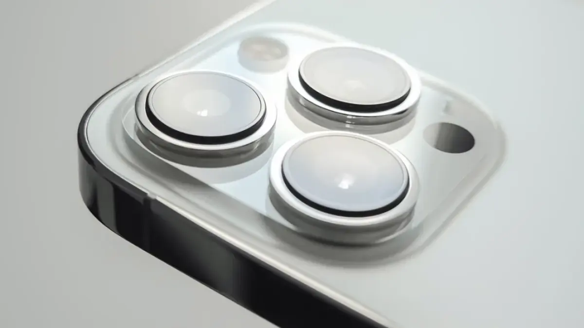 Render iPhone 18 Pro dengan warna Dark Cherry yang elegan (UNSPLASH/@Jeremy Bezanger)