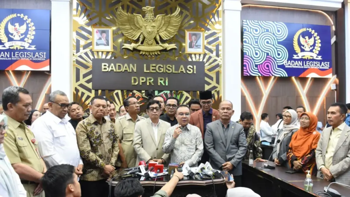 Wakil Ketua DPR RI Sufmi Dasco Ahmad didampingi jajaran Badan Legislasi DPR RI menyampaikan keterangan pers terkait percepatan pengesahan RUU Pelindungan Pekerja Rumah Tangga (PPRT) di kompleks parlemen, Jakarta, Senin (20/4/2026). RUU yang telah dibahas selama lebih dari dua dekade itu dipastikan akan dibawa ke Rapat Paripurna untuk disahkan sebagai undang-undang. (Foto: DPR)