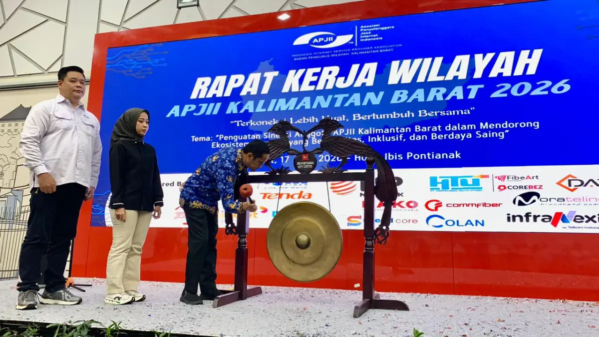 Kepala Diskominfo Kota Pontianak, Syamsul Akbar memukul gong didampingi Ketua APJII Kalbar, Budi Hartono, dan Kabid Advokasi APJII Pusat, Ryan Soma saat membuka Rakerwil APJII Kalbar 2026 di Hotel Ibis Pontianak, Jumat (17/4). (IDIL AQSA AKBARY/PONTIANAK POST)