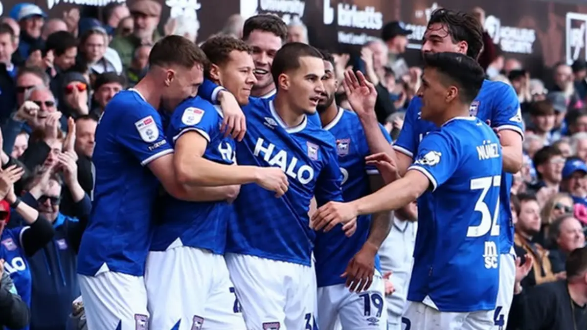 Aksi pemain Ipswich Town saat duel sengit kontra Middlesbrough. (INSTAGRAM/@ipswichtown)