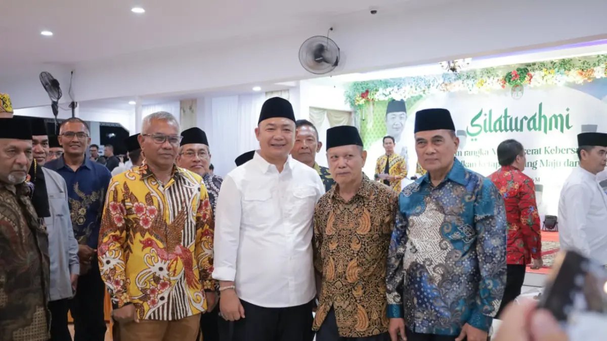 Bupati Ketapang, Alexander Wilyo, bersama kepala daerah periode sebelumnya pada acara silaturahmi di Pendopo Bupati, Jumat (17/4) malam.