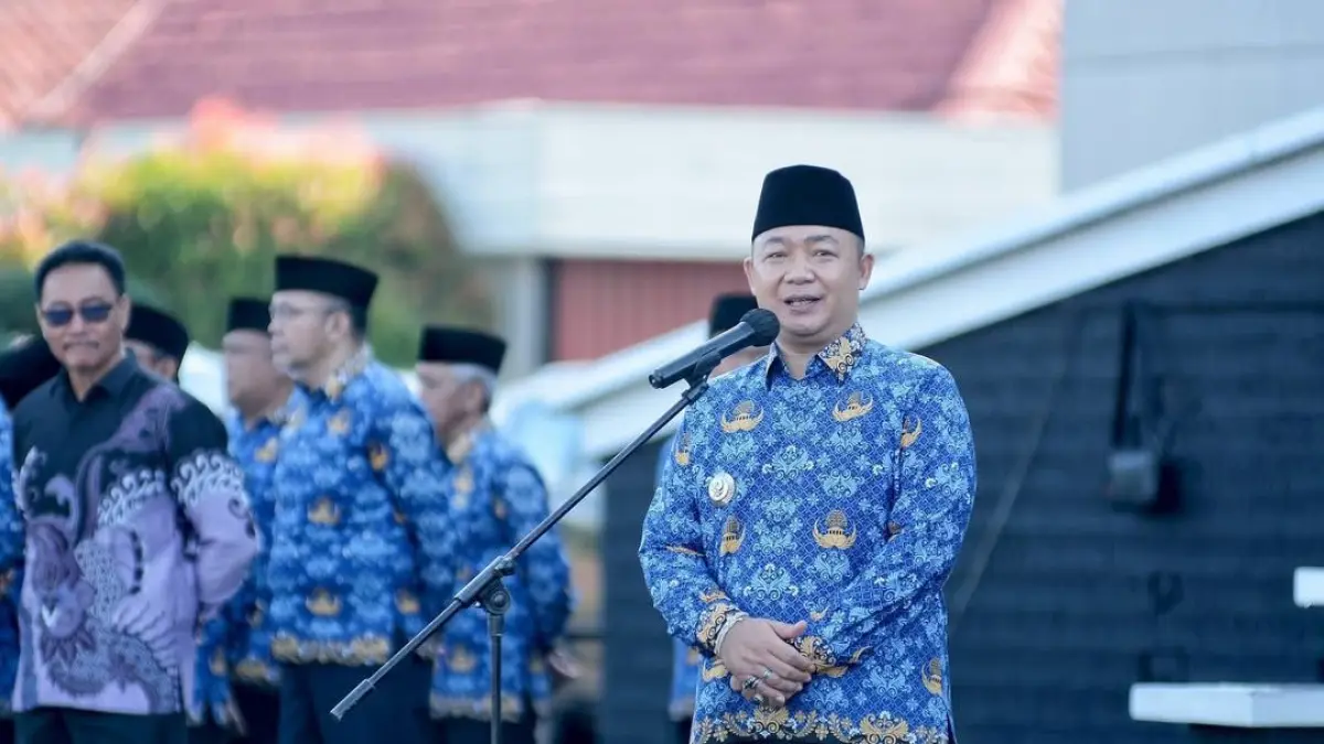 Bupati Ketapang, Alexander Wilyo, memberikan arahan saat memimpin apel gabungan, Jumat (17/4). 