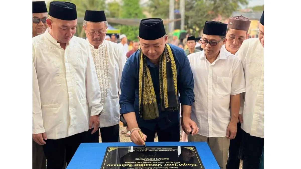 Bupati Ketapang, Alexander Wilyo, menandatangani prasasti Masjid Jami Rahman di Desa Muara Jekak, Kecamatan Sandai, Sabtu (18/4).