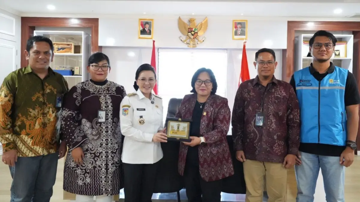Bupati Landak Karolin Margret Natasa saat menerima audiensi jajaran PLN UID Kalbar pada Rabu (15/4). (ISTIMEWA)