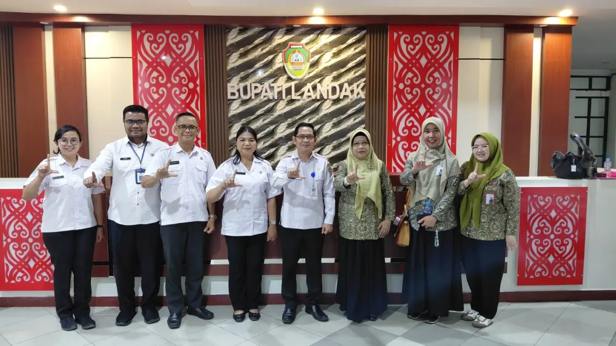 Foto bersama jajaran Pemkab Landak dan BPJS Kesehatan Cabang Pontianak usai penandatanganan kerja sama layanan dialisis. (ISTIMEWA)
