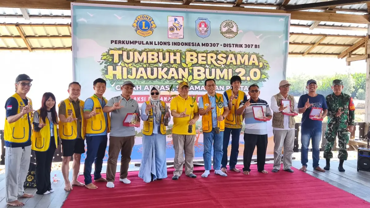 Foto bersama usai penyerahan plakat dalam Baksos menanam 20 ribu bibit mangrove.