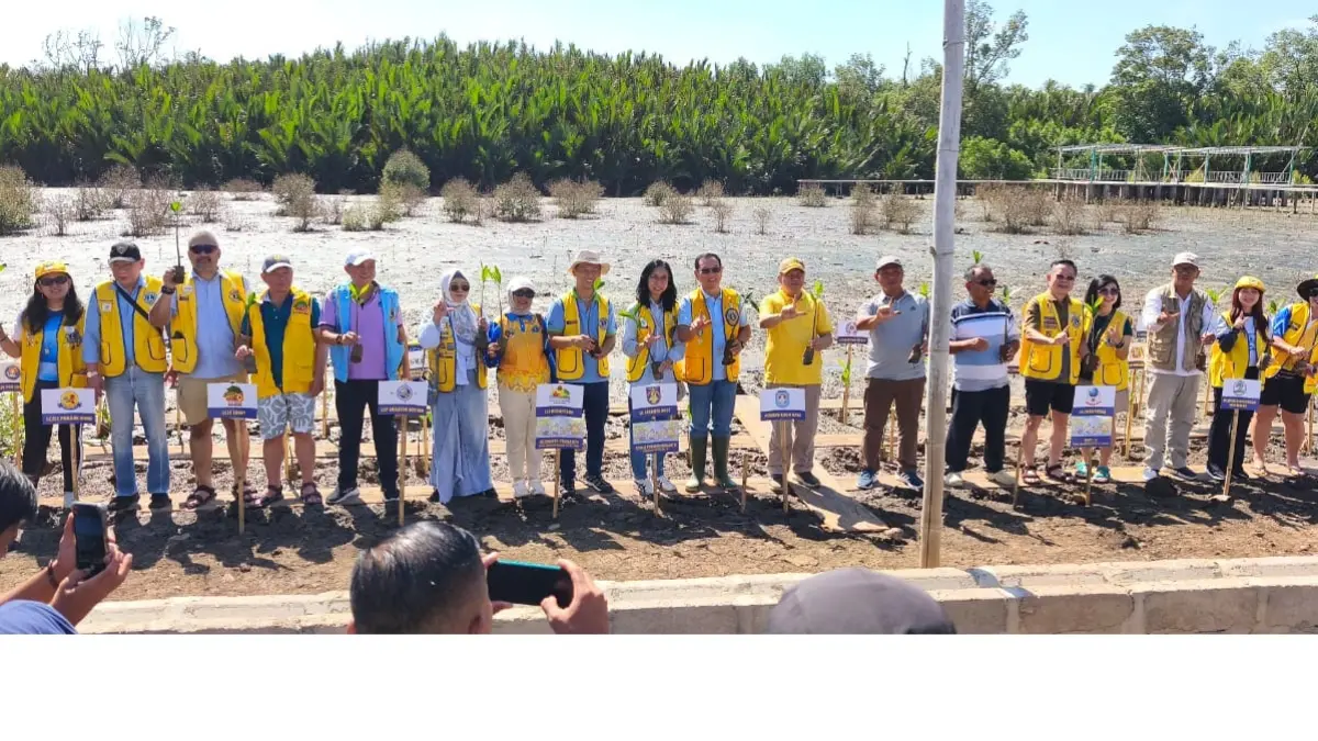 Gubernur Distrik 307-B1 dan jajaran, Sekda Kubu Raya, Kadis LH Kubu Raya, Kades Sungai Kupah, Owner Kapuas Pelangi Park melakukan simbolis penanaman bibit mangrove.