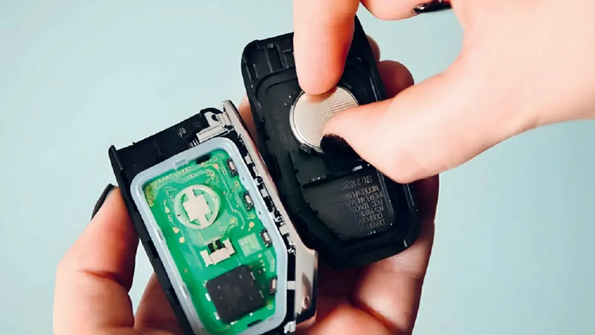 Gunakan obeng kecil atau peralatan khusus yang sesuai dengan remote keyless mobil. Perlakuan kasar dapat
berisiko merusak sirkuit elektronik di dalam remote. (DOK JAWAPOS)