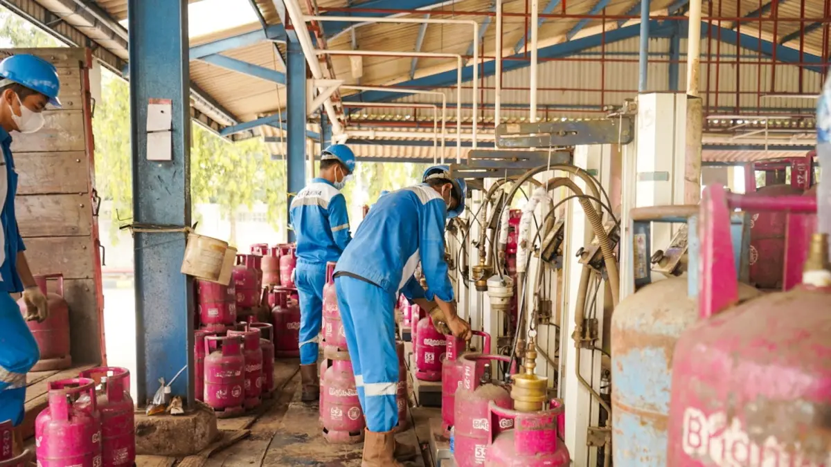 HARGA NAIK: Aktivitas pengisian LPG Bright Gas 12 kg di SPBU. Kenaikan harga LPG dan BBM nonsubsidi turut menekan daya beli masyarakat.  