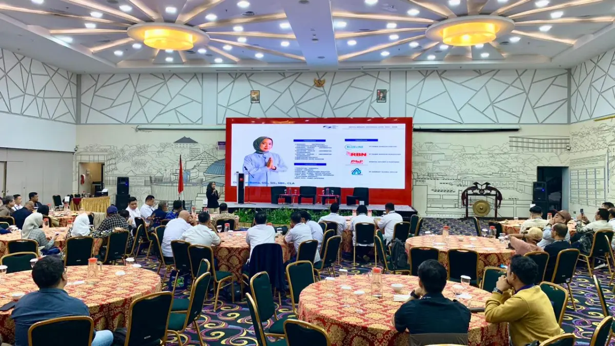 Kabid Advokasi APJII Pusat, Ryan Soma menyampaikan materi terkait advokasi kepada peserta dalam Rakerwil APJII Kalbar 2026 di Hotel Ibis Pontianak, Jumat (17/4). (IDIL AQSA AKBARY/PONTIANAK POST)