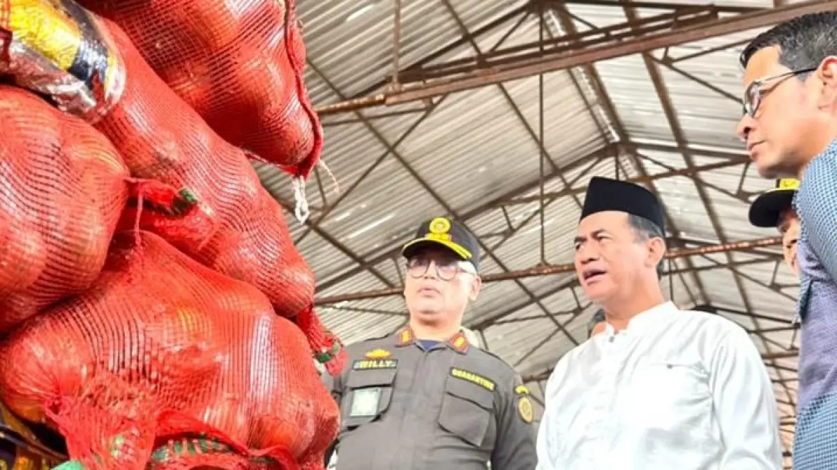 Mentan Amran meninjau langsung komoditas pangan ilegal yang berhasil diamankan aparat di Pontianak.