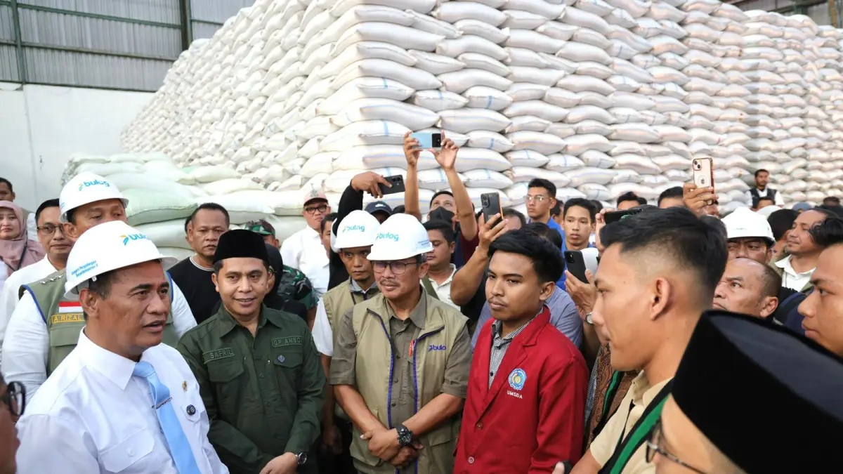 Mentan saat berdialog dengan mahasiswa.
