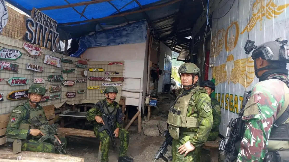 Pangkoops TNI meninjau Pos Satgas Yon Parako 466 Pasgat di Sinak, memberi arahan dan motivasi kepada prajurit.