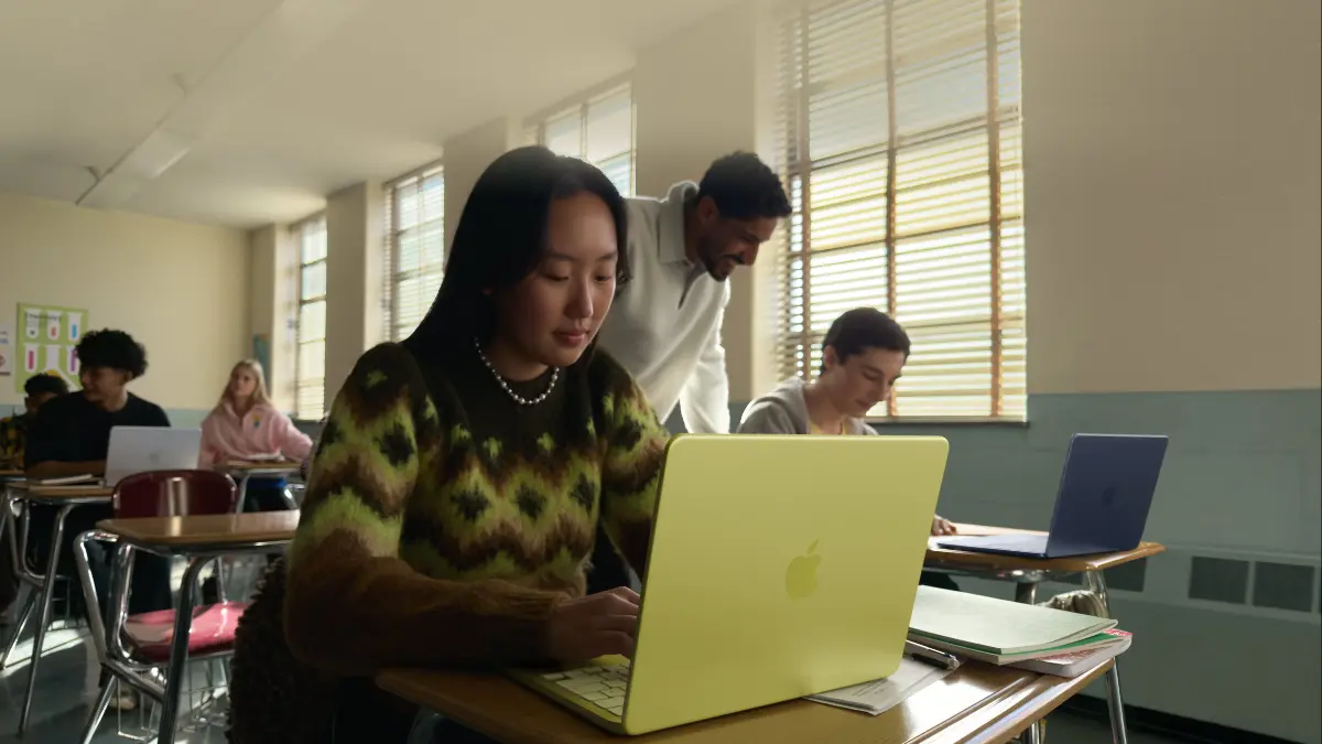 Para pelajar yang menggunakan MacBook Neo. (APPLE)