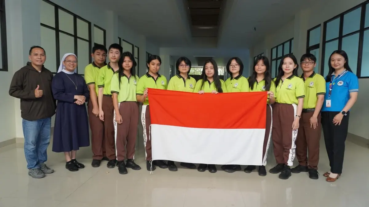 Pelajar SMA Gembala Baik berfoto bersama usai meraih dua medali emas pada ajang JISF 2026, membawa nama Pontianak ke panggung ilmiah internasional. (ISTIMEWA)