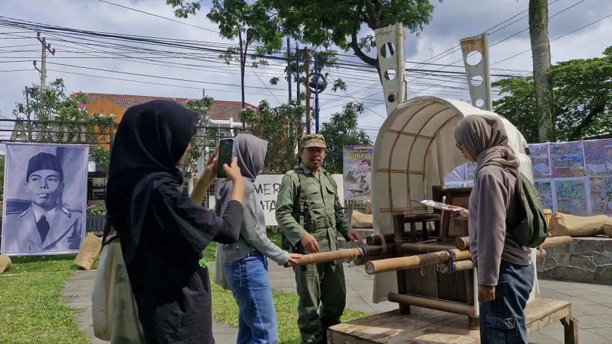 Pengunjung tertarik mengabadikan replika tandu Jenderal Sudirman di event Museum Sudirman 2024 yang digelar di Taman A Yani, Badaan, Kota Magelang.

