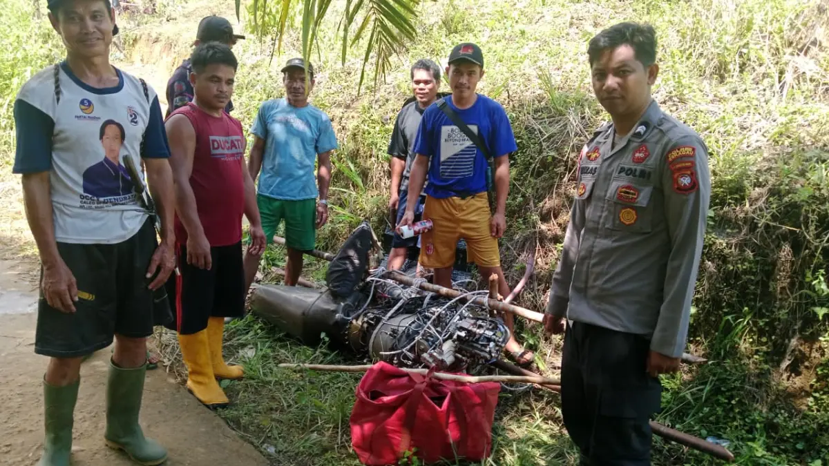 Petugas bersama warga Dusun Gandis Desa Tapang Tingang Kabupaten Sekadau ikut membantu evakuasi mesin helikopter PK-CFX yang jatuh di belantara desa tersebut pada Senin (20/4). (DOK POLRES SEKADAU)