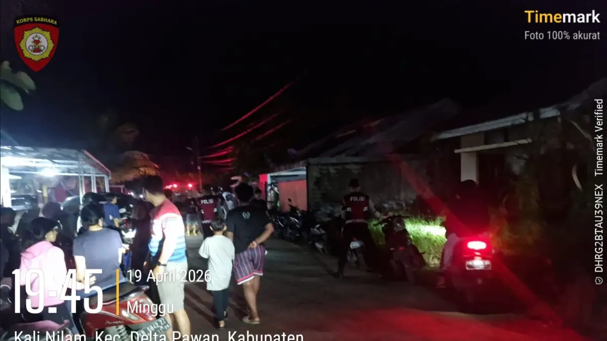 Petugas kepolisian mengamankan lokasi kebakaran rumah di BTN Palm Vista, Ketapang.