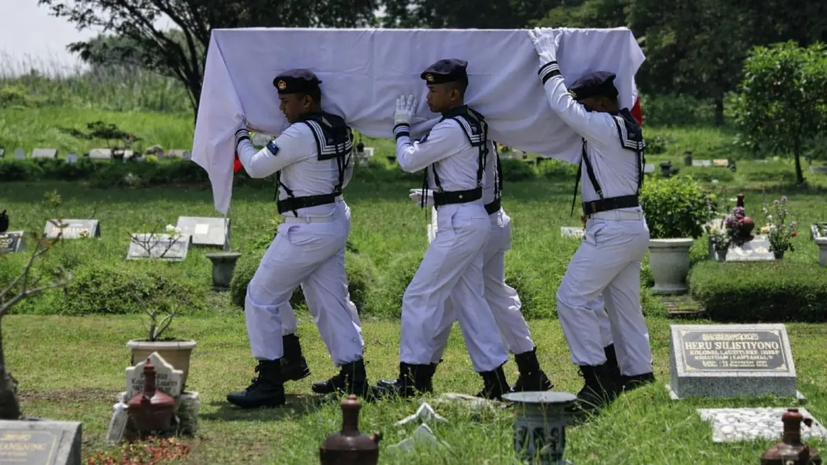 Prajurit TNI AL menggotong peti jenazah pilot helikopter Airbus H130 registrasi PK-CFX, Marindra Wibowo, saat pemakaman di Taman Makam Bahagia TNI AL, Sidoarjo, Jawa Timur, Sabtu (18/04/2026). (Umarul Faruq/ANTARA FOTO)