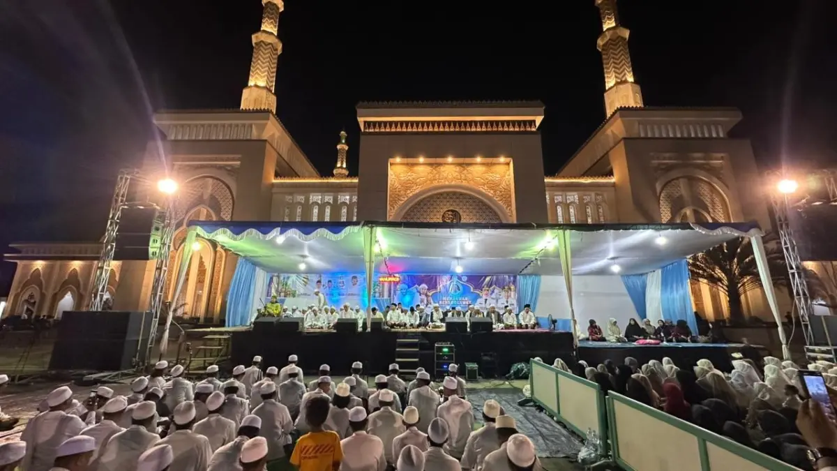 Ribuan jemaah berkumpul di Halaman Masjid Agung Al-Falah Mempawah menghadiri acara Mempawah Berselawat yang dirangkaikan dengan Haul Akbar ke-4 Syekh Moch Minanurrohman Al Ishaqi RA alias Kiai Minan. (ISTIMEWA)