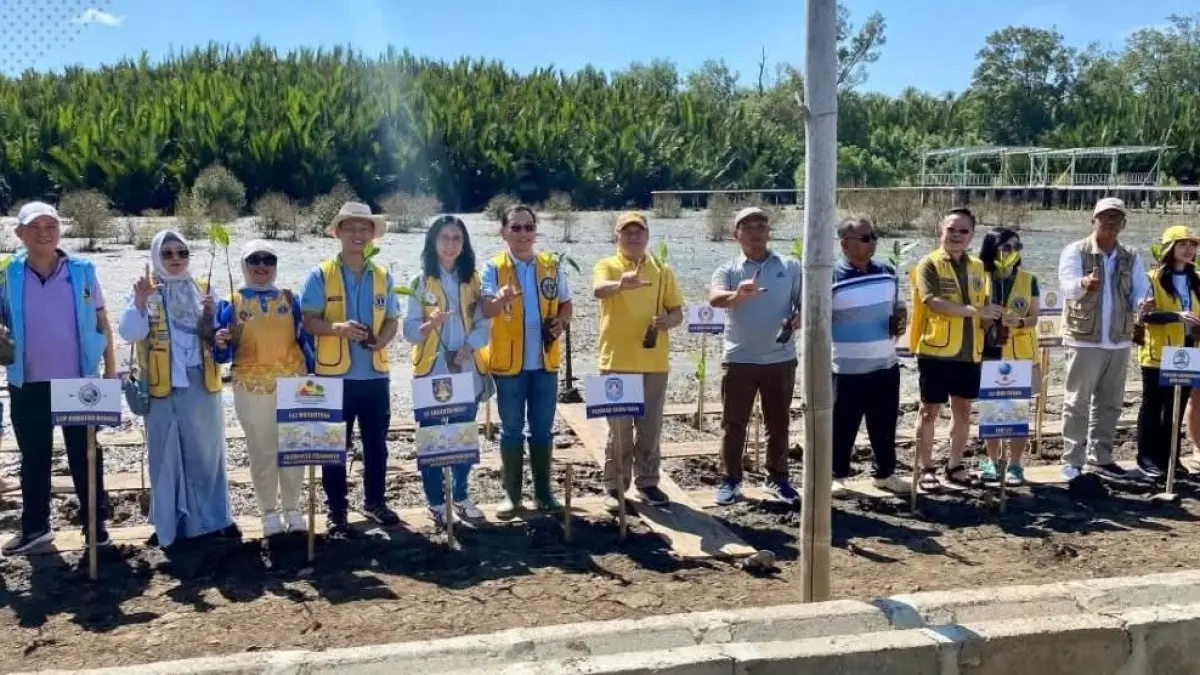Sekda Kubu Raya, Yusran Anizam ikut serta dalam penanaman 20 ribu bibit mangrove di kawasan pesisir Sungai Kupah, Sabtu (18/4). Aksi ini menjadi upaya menjaga lingkungan dan menyerap emisi karbon. (Prokopim Kubu Raya)
