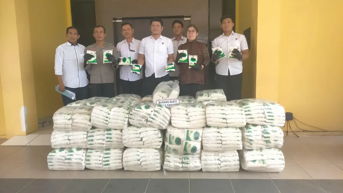 Unit 2 Tipidter Satreskrim Polres Singkawang beserta barang bukti gula pasir illegal asal Malaysia. 