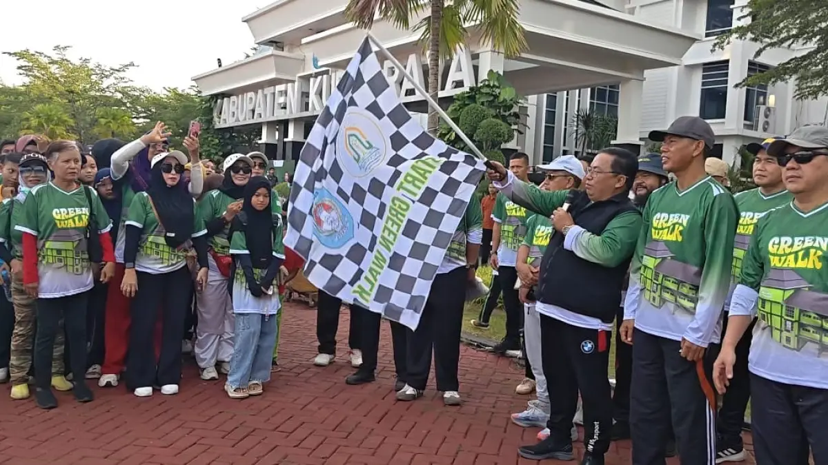 Wakil Bupati Kubu Raya Sukiryanto melepas peserta jalan sehat bertema “Langkah Sehat, Hemat Energi, Hijaukan Bumi” di halaman Kantor Bupati Kubu Raya, Minggu (19/4). (ISTIMEWA)