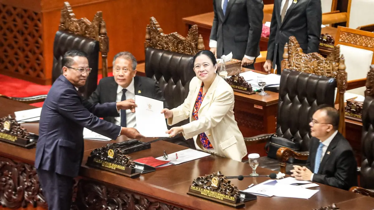 Menteri Hukum Supratman Andi Agtas (kiri) menyerahkan berkas pandangan pemerintah RUU PPRT kepada Ketua DPR RI Puan Maharani (kedua kanan) pada rapat paripurna ke-17 masa persidangan IV tahun sidang 2025-2026 Kompleks Parlemen, Senayan, Jakarta, Selasa (21/4/2026). Dalam paripurna tersebut Dewan Perwakilan Rakyat (DPR) resmi mengesahkan Rancangan Undang Undang (RUU) Perlindungan Pekerja Rumah Tangga (PPRT) menjadi undang-undang. FOTO: SALMAN TOYIBI/JAWA POS