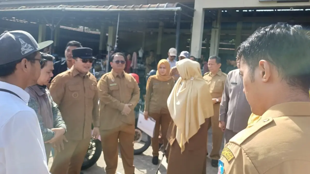 Bupati Kubu Raya, Sujiwo bersama rombongan dan tim Kemendag melakukan peninjauan di Pasar Menanjak, Sungai Raya, Senin (20/4), terkait rencana pembangunan pasar induk. (Ashri Isnaini/Pontianak Post)