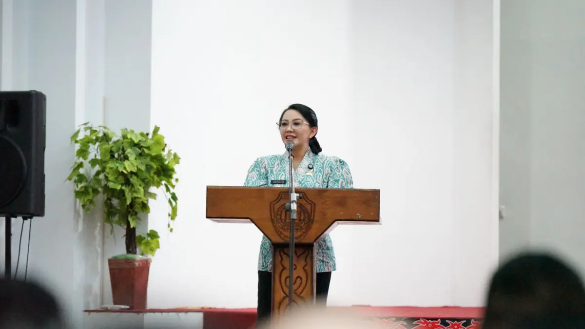 Bupati Landak Karolin Margret Natasa saat menghadiri halalbihalal Dharma Wanita Persatuan (DWP) Kabupaten Landak di aula besar kantor bupati pada Kamis (16/4). (ISTIMEWA)