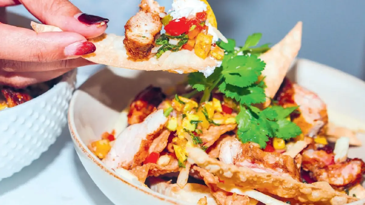 Chipotle in Bowl bisa dinikmati menggunakan tortilla chips maupun nasi basmati (JAWAPOS