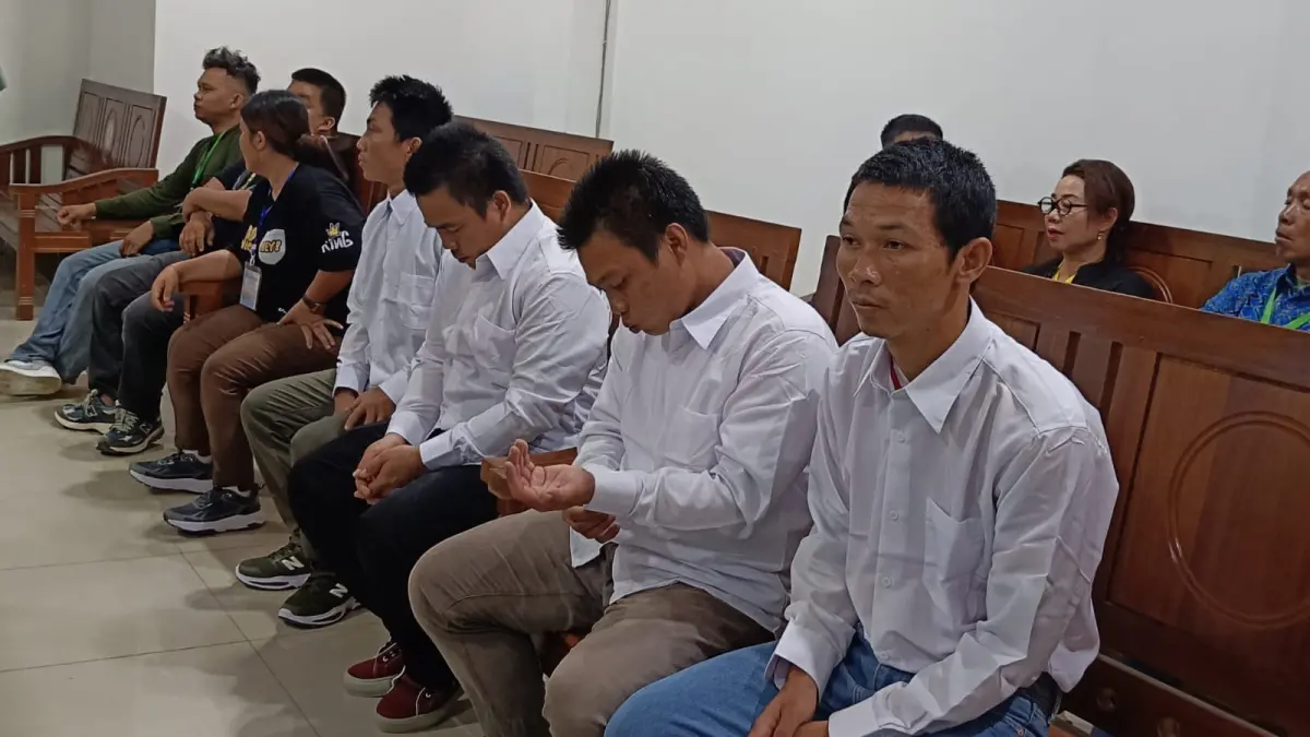 Empat terdakwa kasus pertambangan ilegal di Kapuas Hulu menjalani sidang perdana di Pengadilan Negeri Putussibau pada Selasa (21/4). (TAUFIK/PONTIANAK POST)