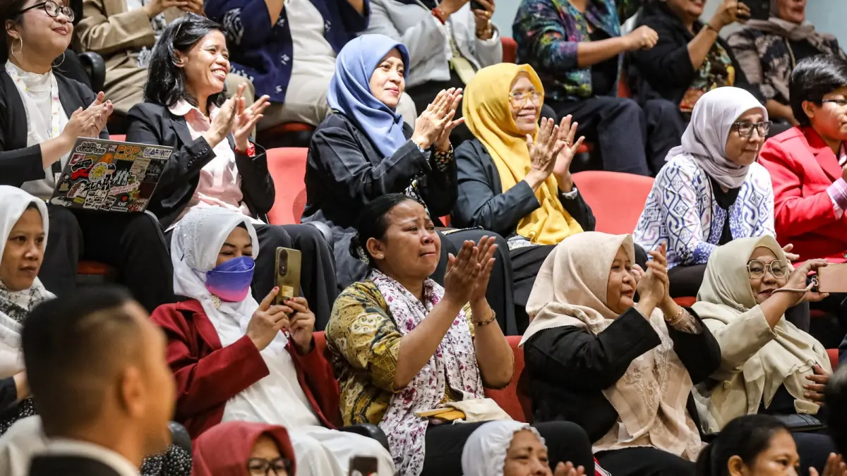 Perwakilan Jaringan Nasional Advokasi Pekerja Rumah Tangga (JALA PRT) mengikuti rapat paripurna ke-17 masa persidangan IV tahun sidang 2025-2026 Kompleks Parlemen, Senayan, Jakarta, Selasa (21/4/2026). Dalam paripurna tersebut Dewan Perwakilan Rakyat (DPR) resmi mengesahkan Rancangan Undang Undang (RUU) Perlindungan Pekerja Rumah Tangga (PPRT) menjadi undang-undang. FOTO: SALMAN TOYIBI/JAWA POS